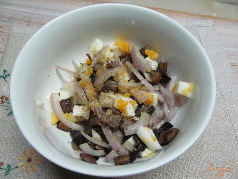 Фото приготовление рецепта: Салат из баклажана с яйцом шаг №5
