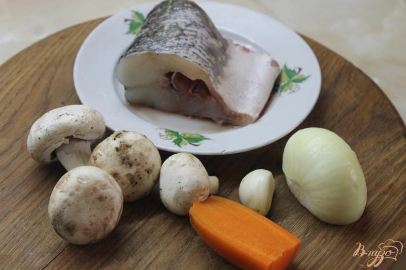 Фото приготовление рецепта: Щука жаренная с грибами в томатном соусе шаг №1