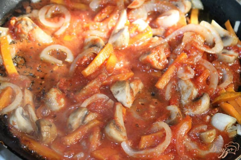 Фото приготовление рецепта: Щука жаренная с грибами в томатном соусе шаг №5