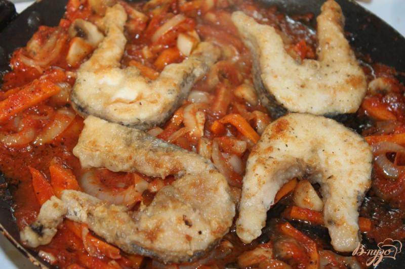 Фото приготовление рецепта: Щука жаренная с грибами в томатном соусе шаг №6