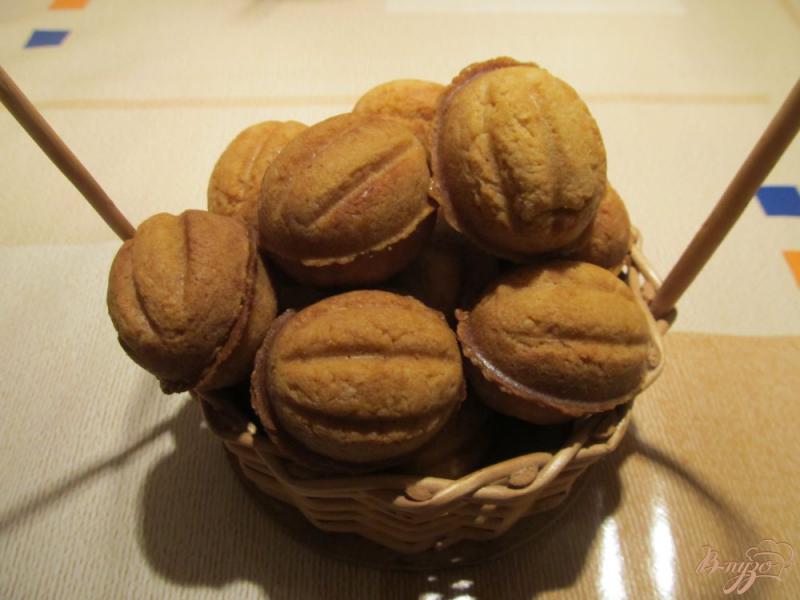 Фото приготовление рецепта: Печенье «Орешки со сгущенкой» шаг №5