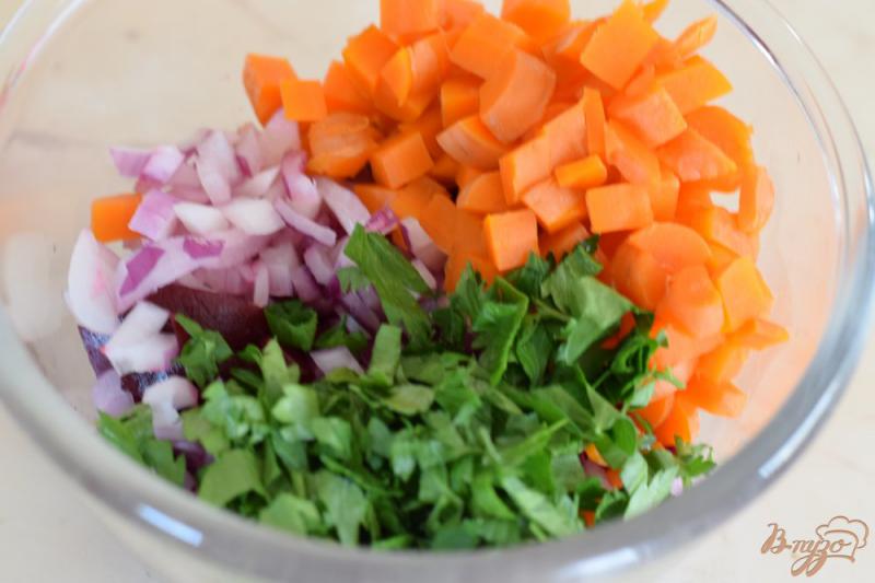 Фото приготовление рецепта: Острый салат с отварной свеклой шаг №6