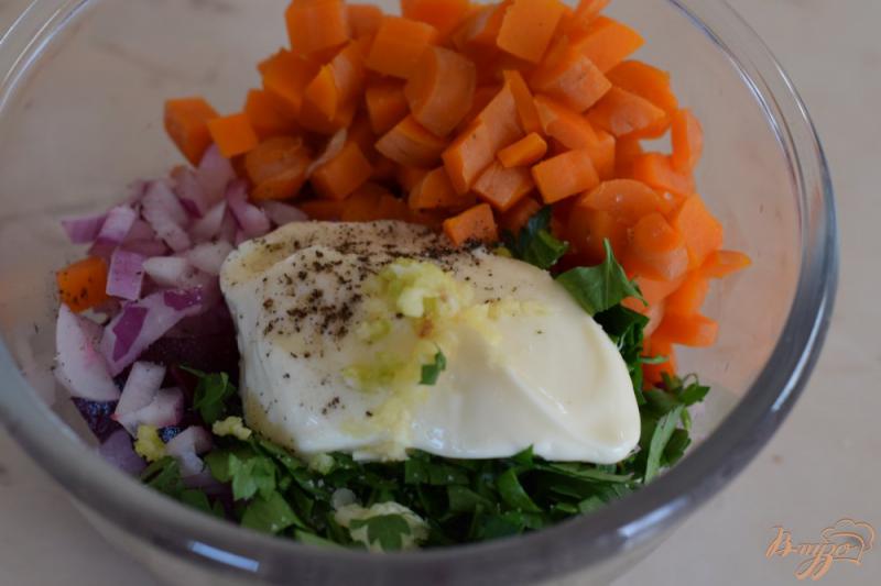 Фото приготовление рецепта: Острый салат с отварной свеклой шаг №7