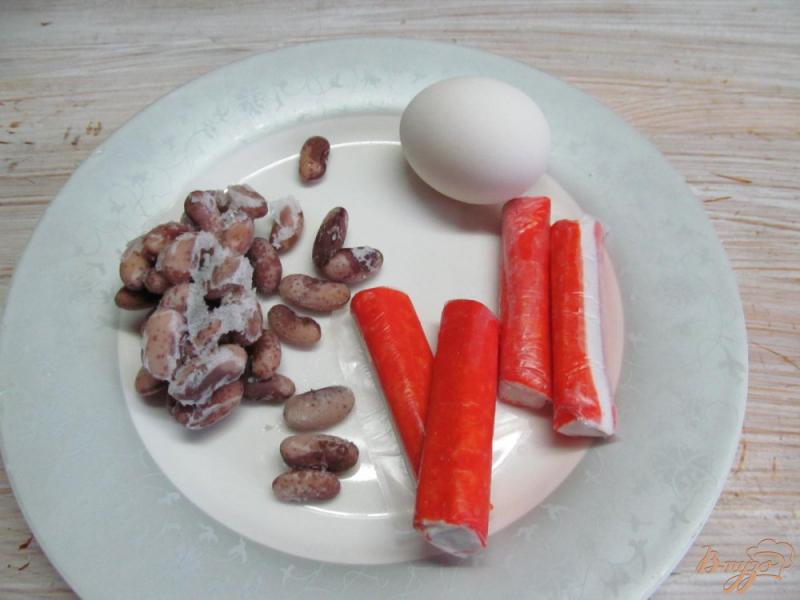 Фото приготовление рецепта: Салат из крабовых палочек с фасолью и яйцом шаг №1