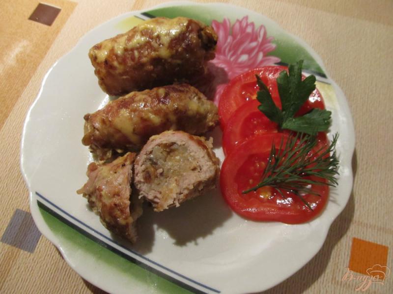 Фото приготовление рецепта: Мясные рулетики с грибами и рисом шаг №7