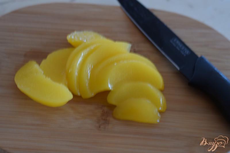 Фото приготовление рецепта: Слойки с персиком и абрикосовым кремом шаг №8