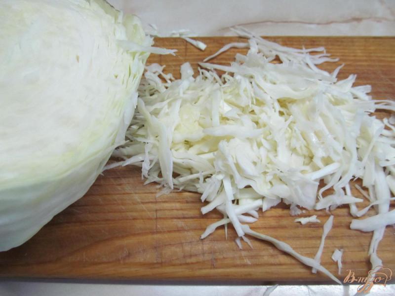 Фото приготовление рецепта: Салат из крабовых палочек с капустой и кукурузой шаг №2