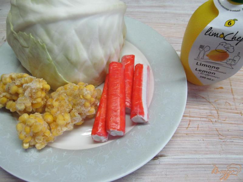 Фото приготовление рецепта: Салат из крабовых палочек с капустой и кукурузой шаг №1