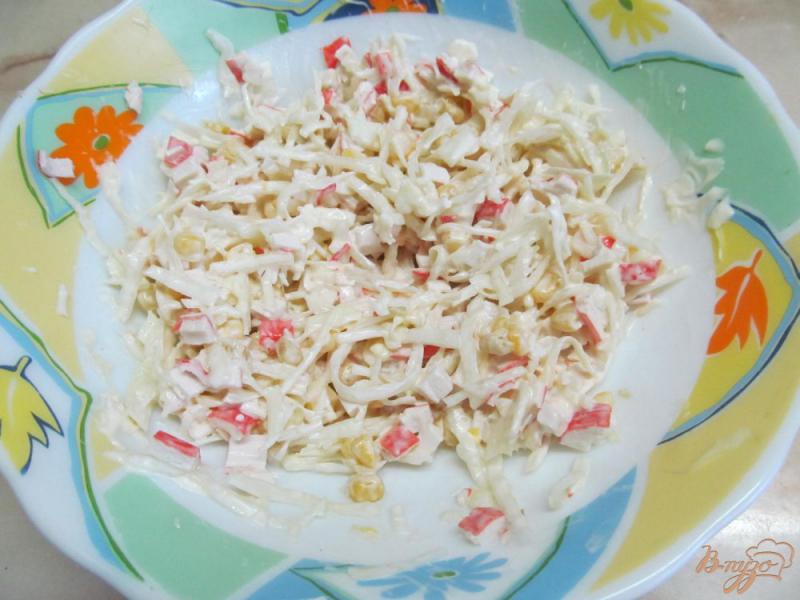 Фото приготовление рецепта: Салат из крабовых палочек с капустой и кукурузой шаг №5
