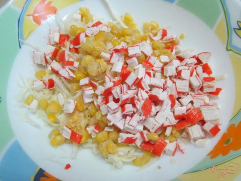 Фото приготовление рецепта: Салат из крабовых палочек с капустой и кукурузой шаг №4