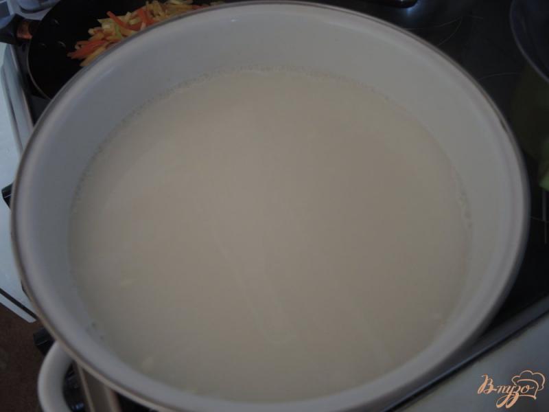 Фото приготовление рецепта: Сырный суп с куриными фрикадельками шаг №9