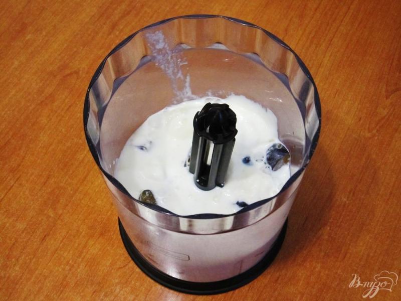 Фото приготовление рецепта: Коктейль из слив с мороженым шаг №5