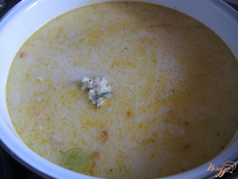Фото приготовление рецепта: Сырный суп с куриными фрикадельками шаг №13