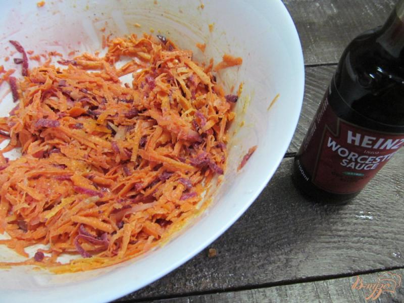 Фото приготовление рецепта: Морковный салат с редькой и свеклой шаг №5