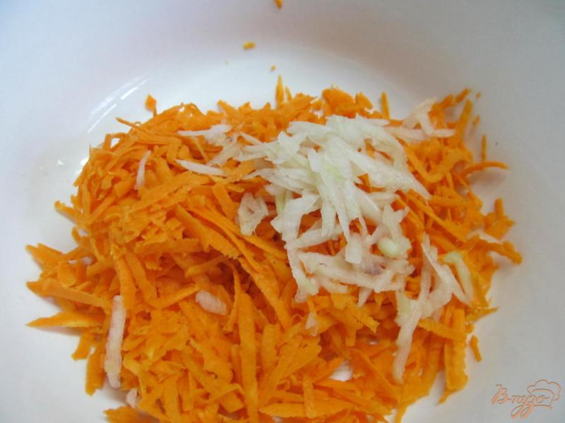 Фото приготовление рецепта: Морковный салат с редькой и свеклой шаг №3