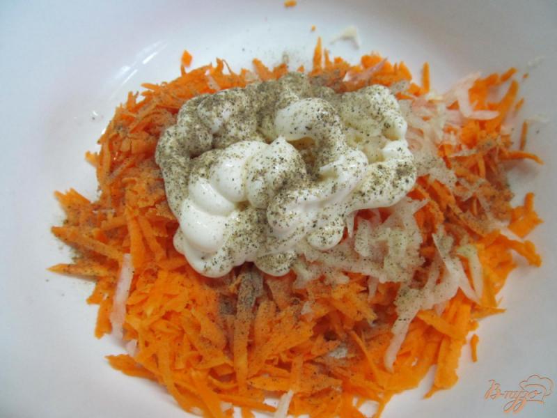 Фото приготовление рецепта: Морковный салат с редькой и свеклой шаг №4