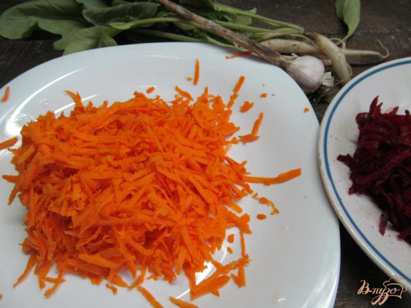 Фото приготовление рецепта: Морковный салат с редькой и свеклой шаг №1