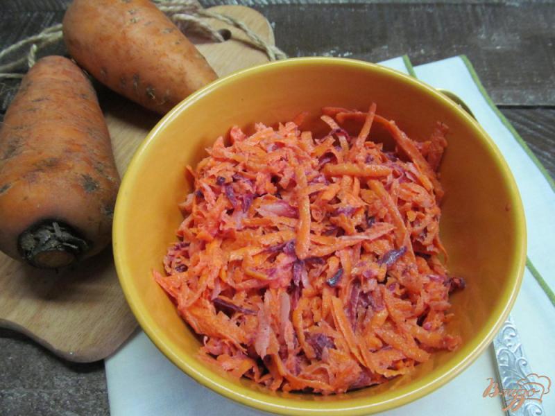 Фото приготовление рецепта: Морковный салат с редькой и свеклой шаг №6