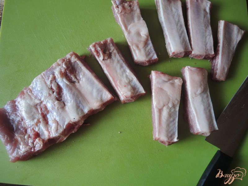 Фото приготовление рецепта: Свиные рёбрышки с картофелем в мультиварке шаг №2