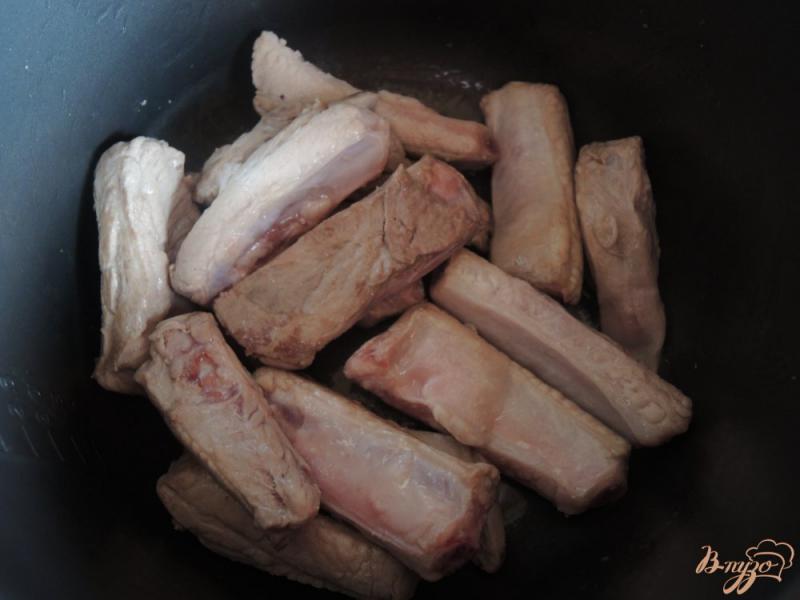 Фото приготовление рецепта: Свиные рёбрышки с картофелем в мультиварке шаг №3