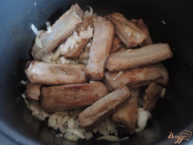 Фото приготовление рецепта: Свиные рёбрышки с картофелем в мультиварке шаг №4