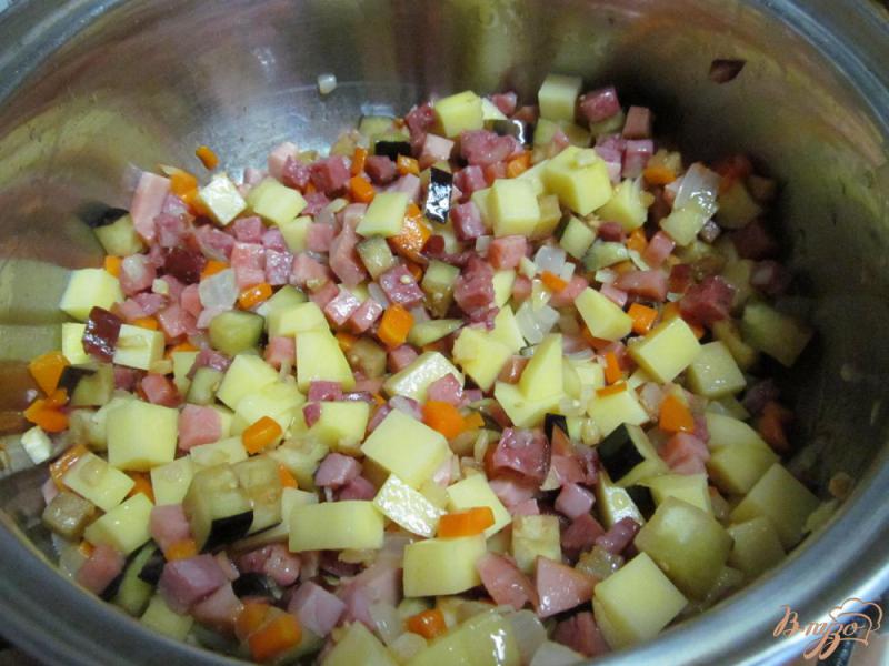 Фото приготовление рецепта: Суп с колбасками баклажаном рисом и каперсами шаг №5
