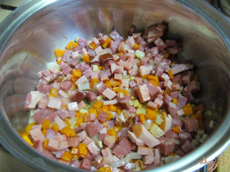 Фото приготовление рецепта: Суп с колбасками баклажаном рисом и каперсами шаг №3