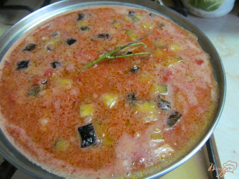Фото приготовление рецепта: Суп с колбасками баклажаном рисом и каперсами шаг №7
