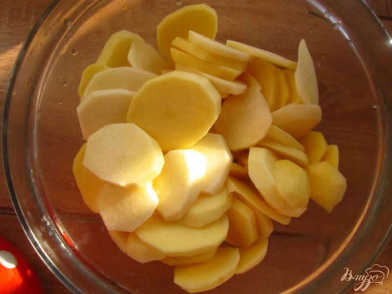 Фото приготовление рецепта: Запеченные куриные голени с грибами и картофелем шаг №1