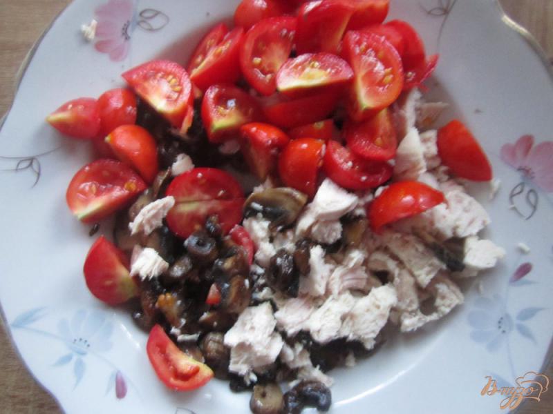 Фото приготовление рецепта: Салат с помидорами и курицей шаг №4