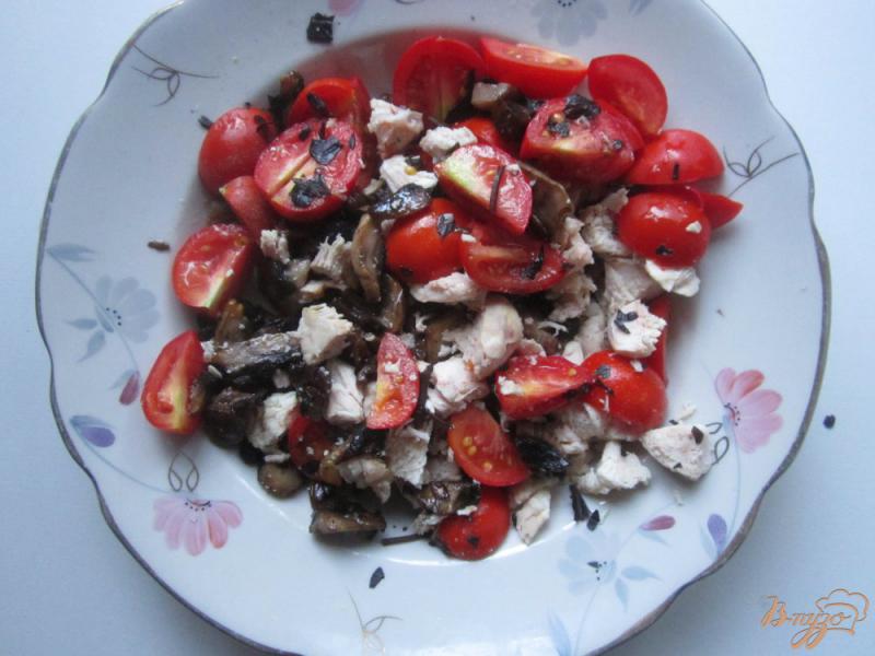 Фото приготовление рецепта: Салат с помидорами и курицей шаг №5