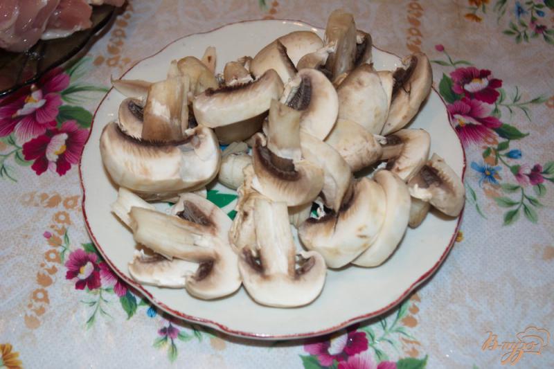 Фото приготовление рецепта: Тушеный куриный гуляш с грибами шаг №3