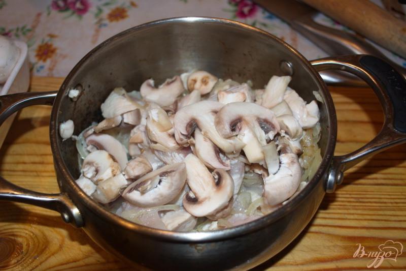 Фото приготовление рецепта: Тушеный куриный гуляш с грибами шаг №4