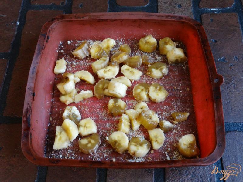 Фото приготовление рецепта: Шарлотка с бананами и ежевикой шаг №5