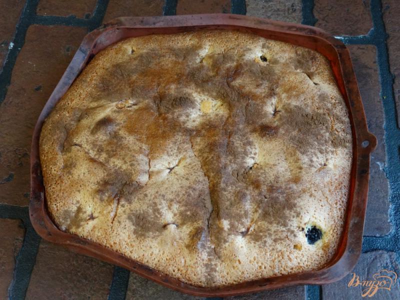 Фото приготовление рецепта: Шарлотка с бананами и ежевикой шаг №9