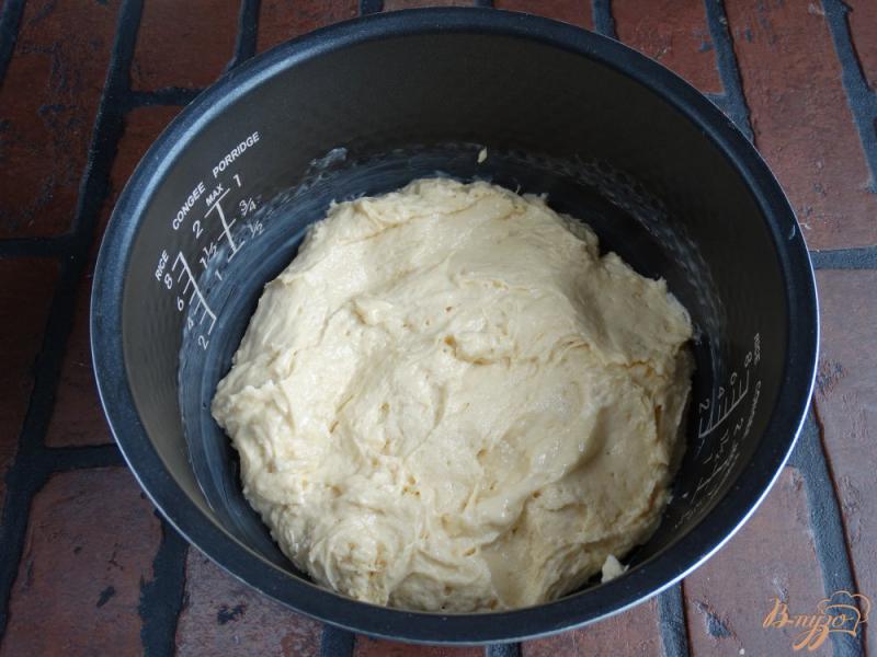 Фото приготовление рецепта: Сочный яблочный пирог со сметанной заливкой шаг №6