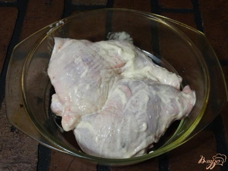 Фото приготовление рецепта: Куриные окорочки запеченные с лимоном и болгарским перцем шаг №3