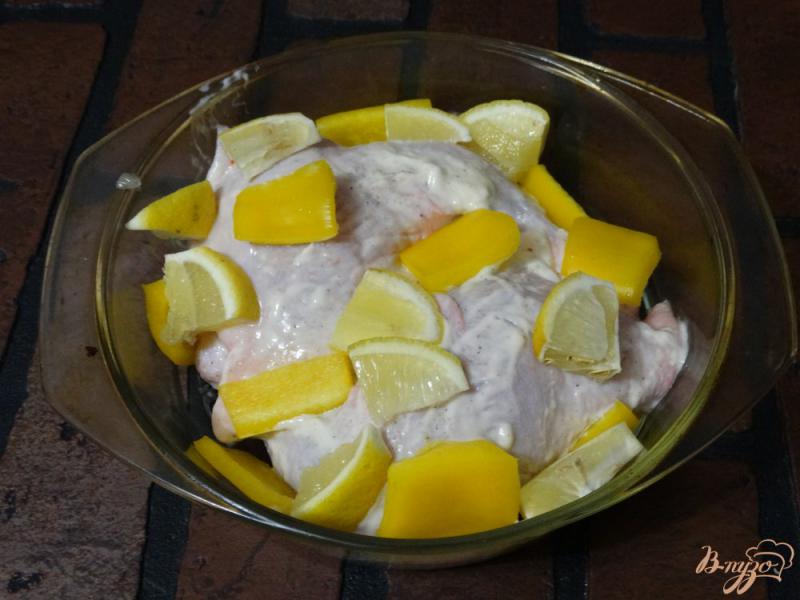 Фото приготовление рецепта: Куриные окорочки запеченные с лимоном и болгарским перцем шаг №5