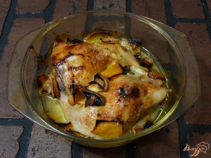 Фото приготовление рецепта: Куриные окорочки запеченные с лимоном и болгарским перцем шаг №6