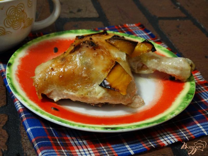 Фото приготовление рецепта: Куриные окорочки запеченные с лимоном и болгарским перцем шаг №7