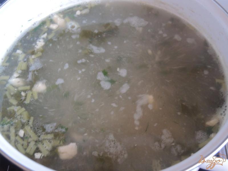 Фото приготовление рецепта: Зелёный суп с щавелем, яйцом и мясом шаг №9
