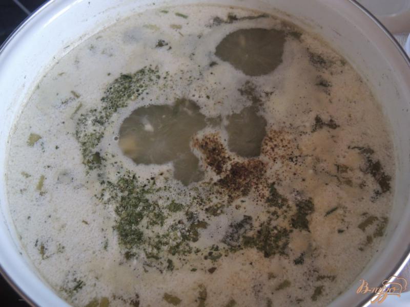 Фото приготовление рецепта: Зелёный суп с щавелем, яйцом и мясом шаг №11