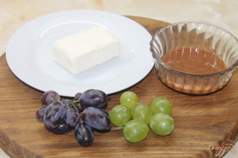 Фото приготовление рецепта: Десерт с творожной массы и винограда шаг №1