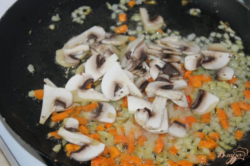 Фото приготовление рецепта: Тушенный картофель с грибами и куриными фрикадельками шаг №5