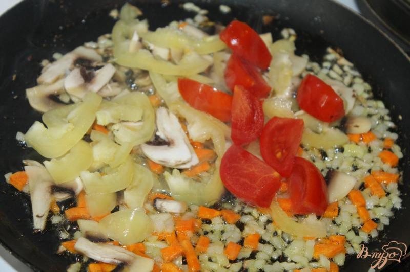 Фото приготовление рецепта: Тушенный картофель с грибами и куриными фрикадельками шаг №6