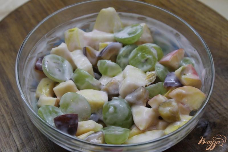 Фото приготовление рецепта: Фруктовый салат с грушей  сливами и виноградом шаг №6