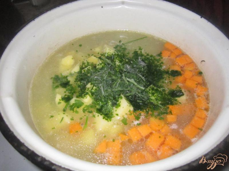 Фото приготовление рецепта: Куриный суп с тыквой шаг №7