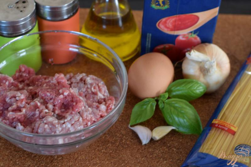Фото приготовление рецепта: Мясные шарики в гнездах из спагетти шаг №1