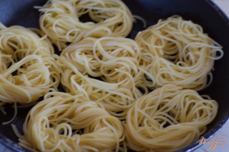 Фото приготовление рецепта: Мясные шарики в гнездах из спагетти шаг №6