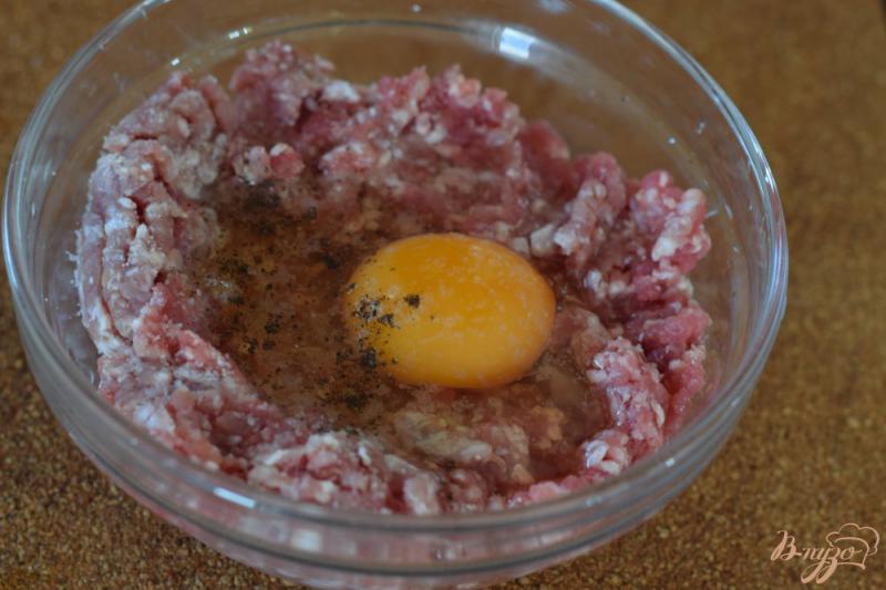 Фото приготовление рецепта: Мясные шарики в гнездах из спагетти шаг №2